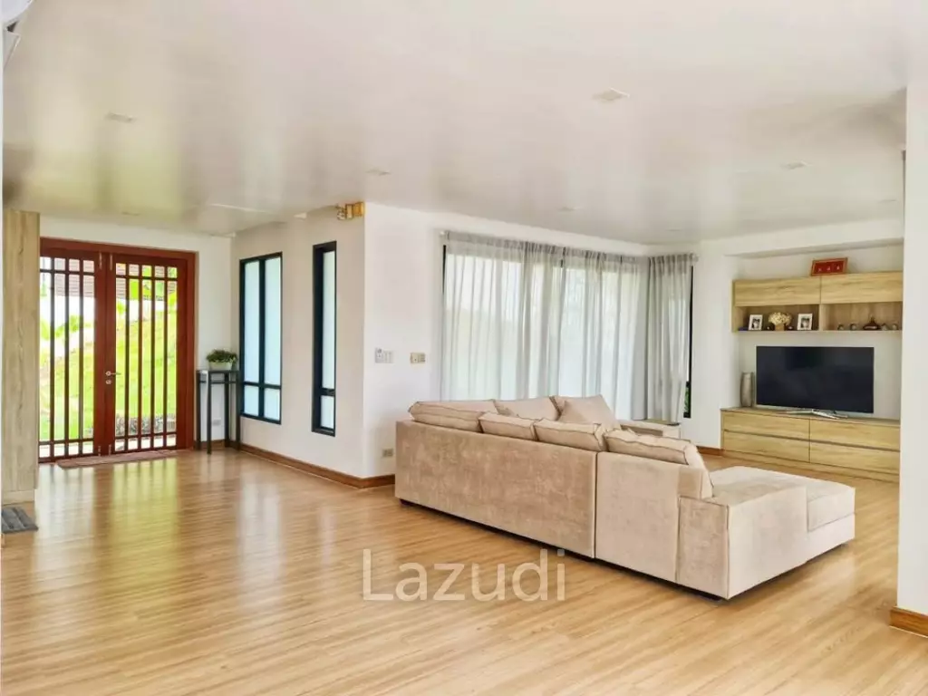 Contemporary Tropical-Style 3-Bedroom Pool Villa for Rent in Kathu