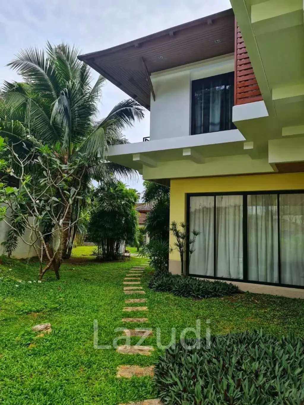 Contemporary Tropical-Style 3-Bedroom Pool Villa for Rent in Kathu