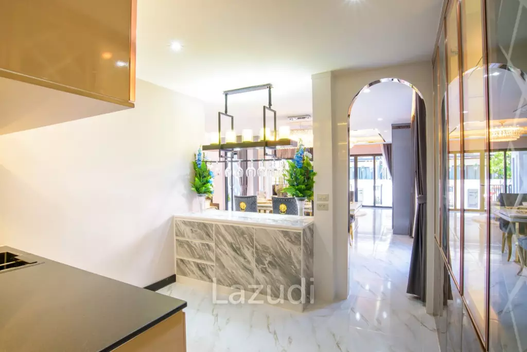 4 Bedrooms 3 Bathrooms 320 SQ.M. Central Park 2 Village