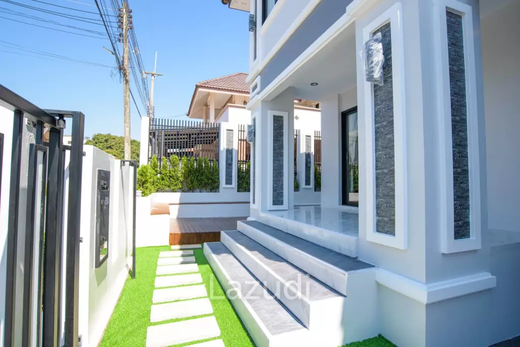 4 Bedrooms 3 Bathrooms 320 SQ.M. Central Park 2 Village