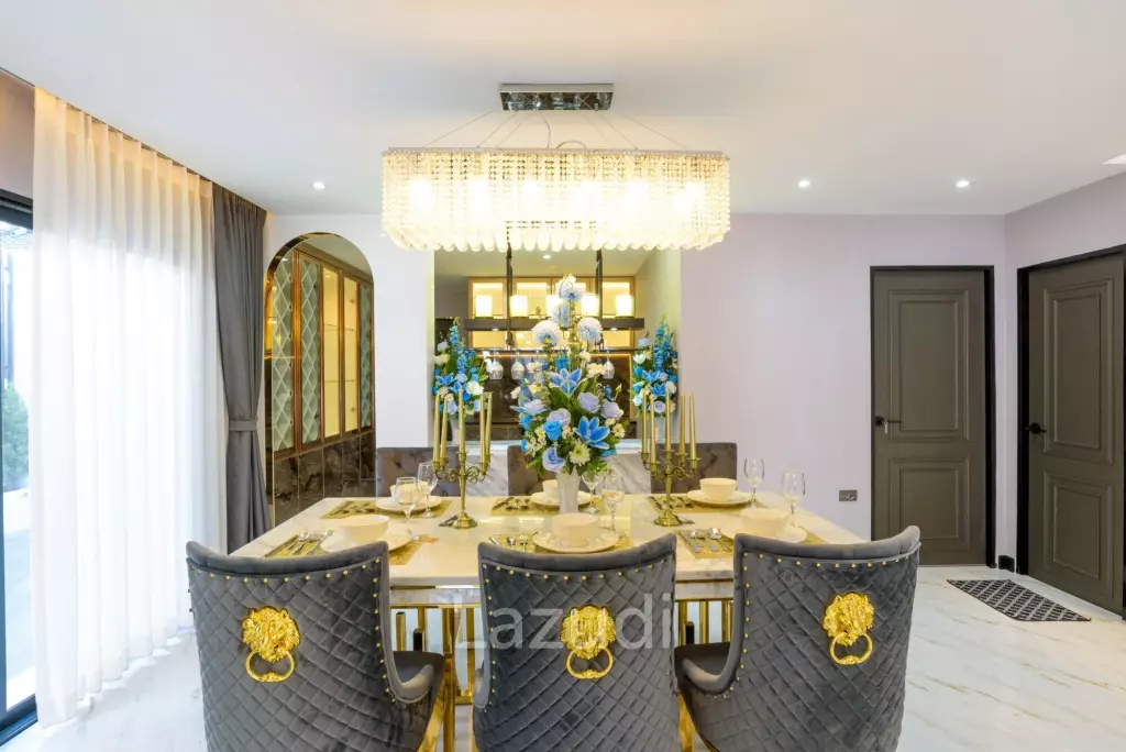 4 Bedrooms 3 Bathrooms 320 SQ.M. Central Park 2 Village
