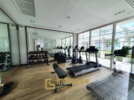 im 5. Stock / voll möbliert / großer Gemeinschaftspool