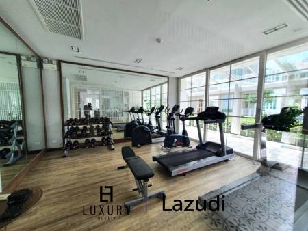 im 5. Stock / voll möbliert / großer Gemeinschaftspool