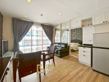 im 5. Stock / voll möbliert / großer Gemeinschaftspool