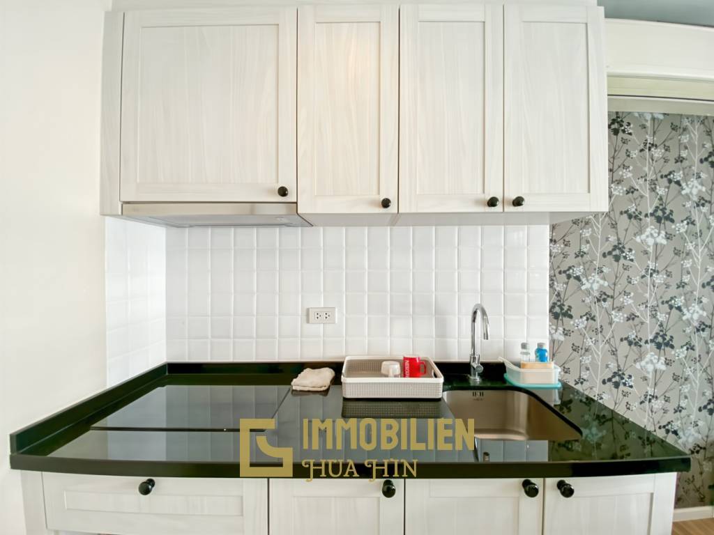 im 5. Stock / voll möbliert / großer Gemeinschaftspool