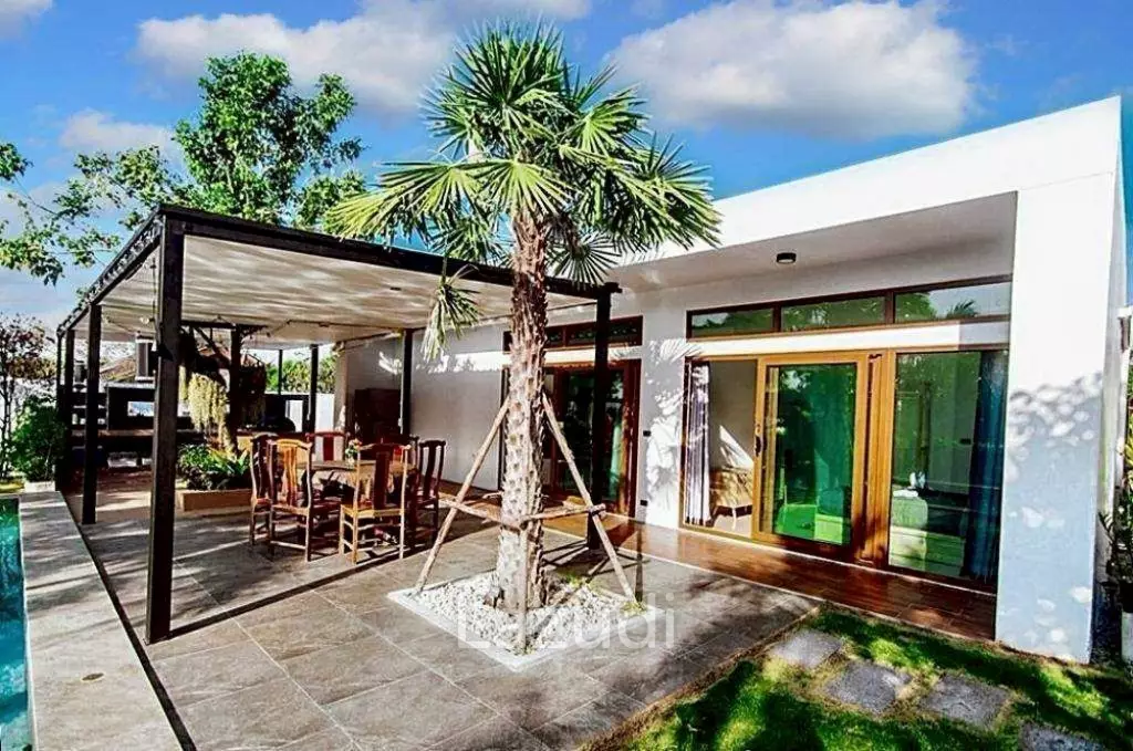 Luxury Pool Villa on Massive Land Plot in Mabprachan