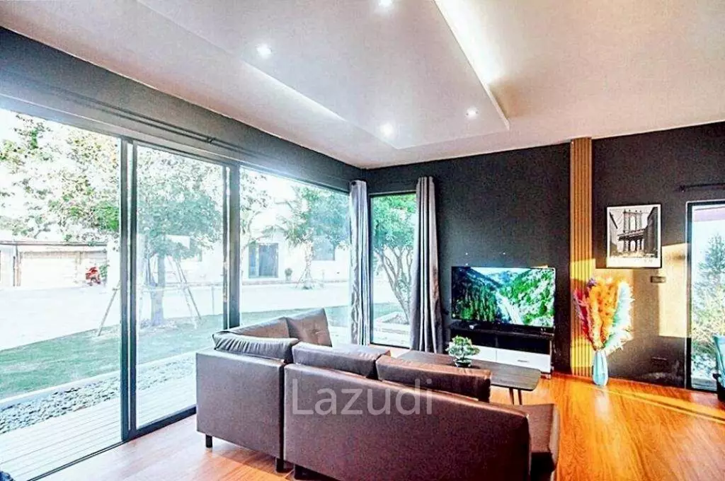 Luxury Pool Villa on Massive Land Plot in Mabprachan