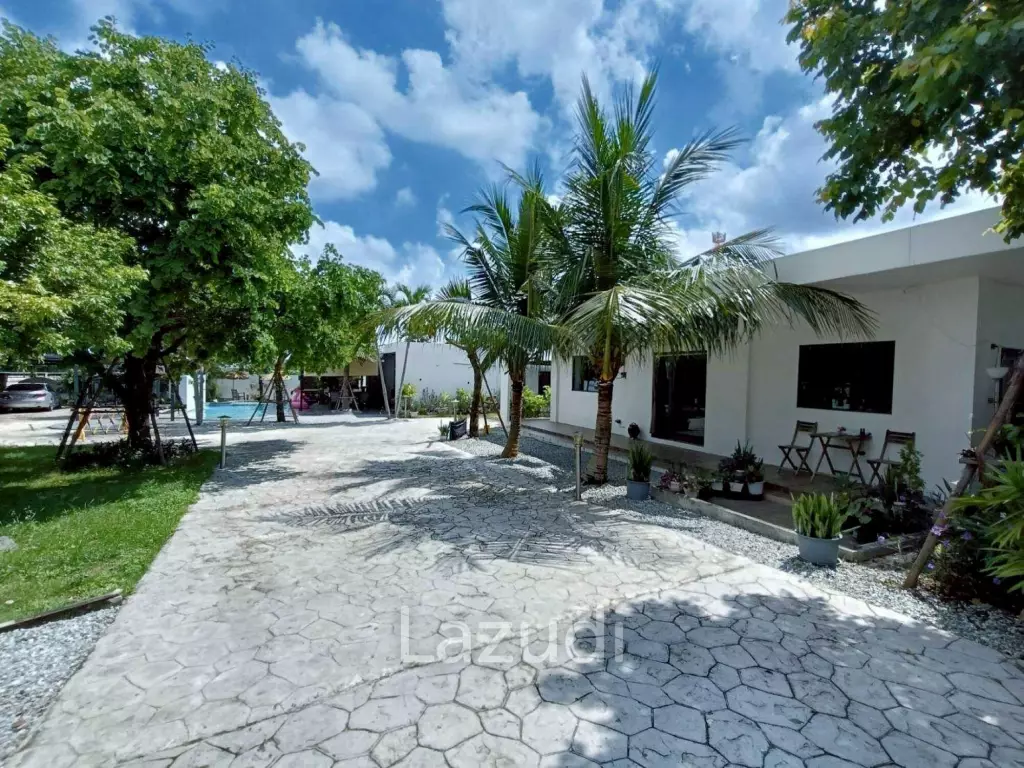 Luxury Pool Villa on Massive Land Plot in Mabprachan