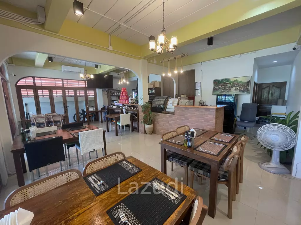 Restaurant / 30 seats / 9 tables