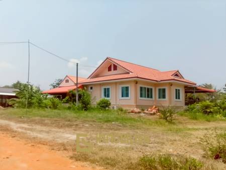 frei stehend / 5000 qm Grundstück / mehrere Gebäude