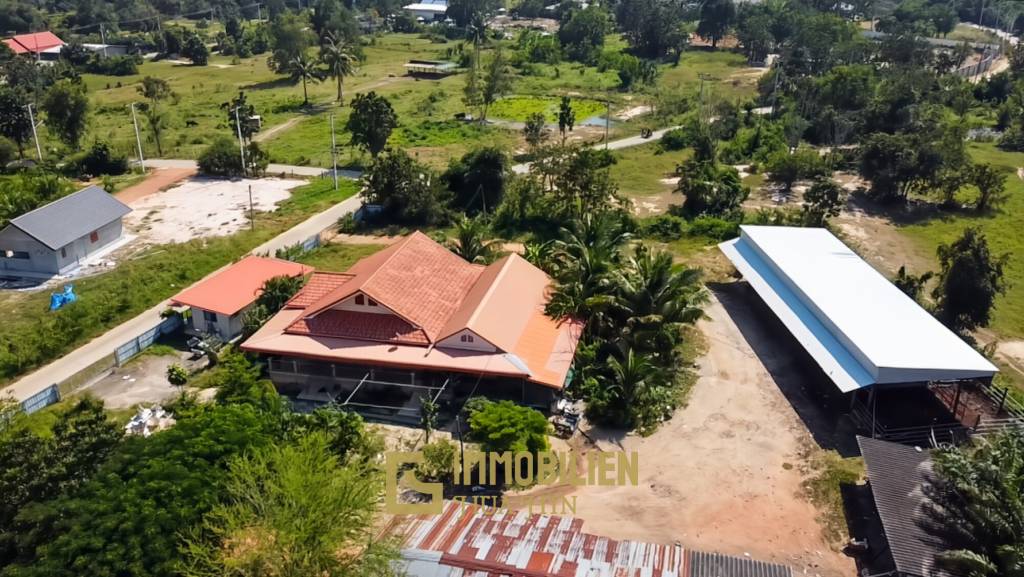 frei stehend / 5000 qm Grundstück / mehrere Gebäude