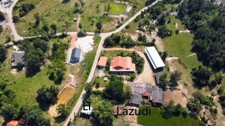 Maison individuelle / terrain de 5000 m² / plusieurs bâtiments