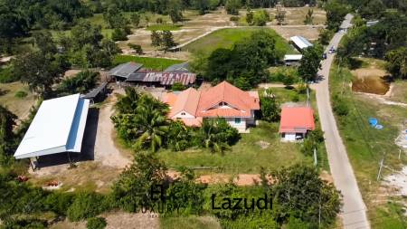 Maison individuelle / terrain de 5000 m² / plusieurs bâtiments