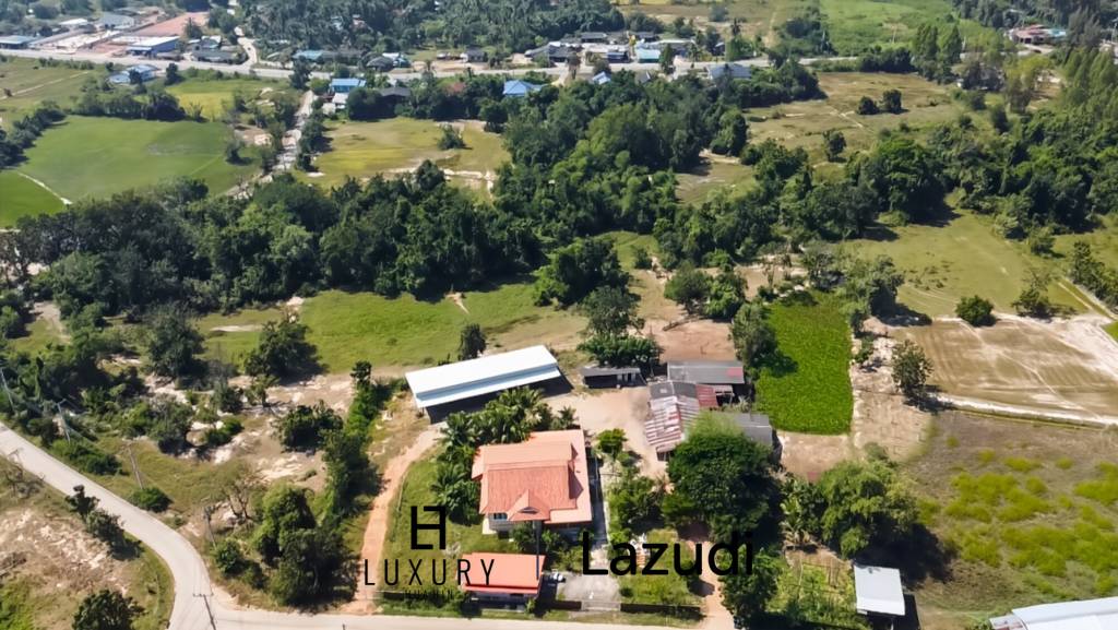 Maison individuelle / terrain de 5000 m² / plusieurs bâtiments