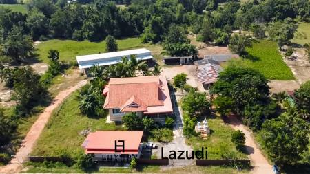 Maison individuelle / terrain de 5000 m² / plusieurs bâtiments