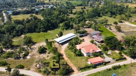 frei stehend / 5000 qm Grundstück / mehrere Gebäude