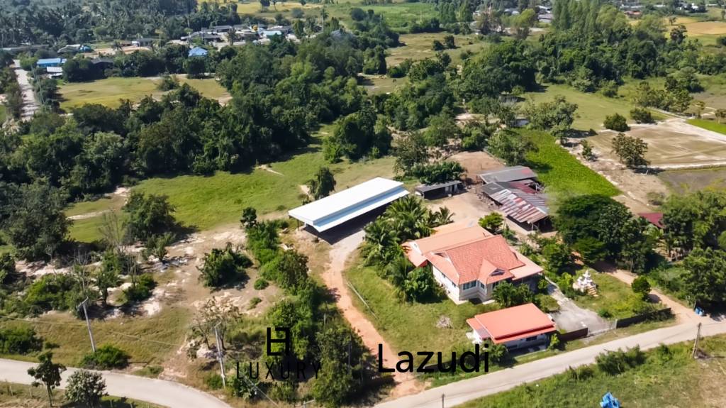 Maison individuelle / terrain de 5000 m² / plusieurs bâtiments