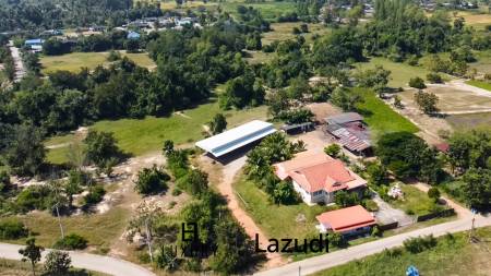 Maison individuelle / terrain de 5000 m² / plusieurs bâtiments