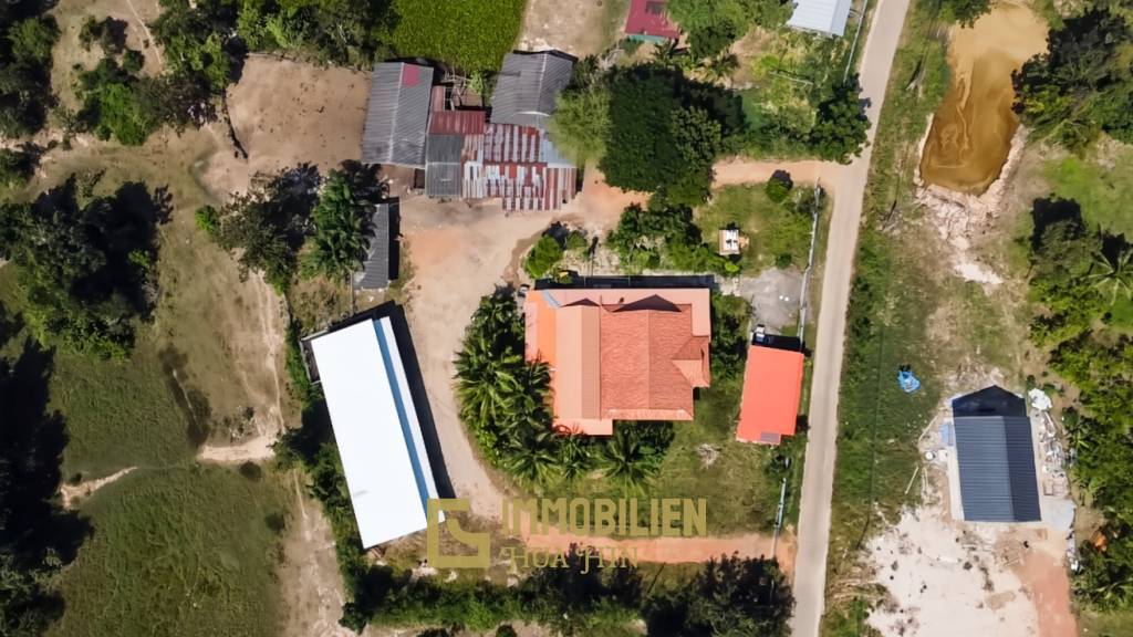 frei stehend / 5000 qm Grundstück / mehrere Gebäude