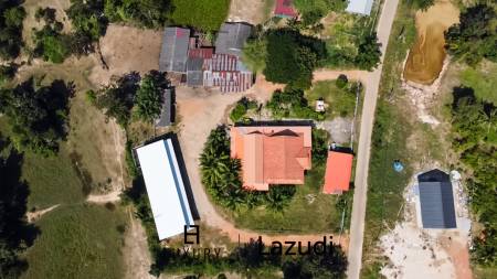 Maison individuelle / terrain de 5000 m² / plusieurs bâtiments