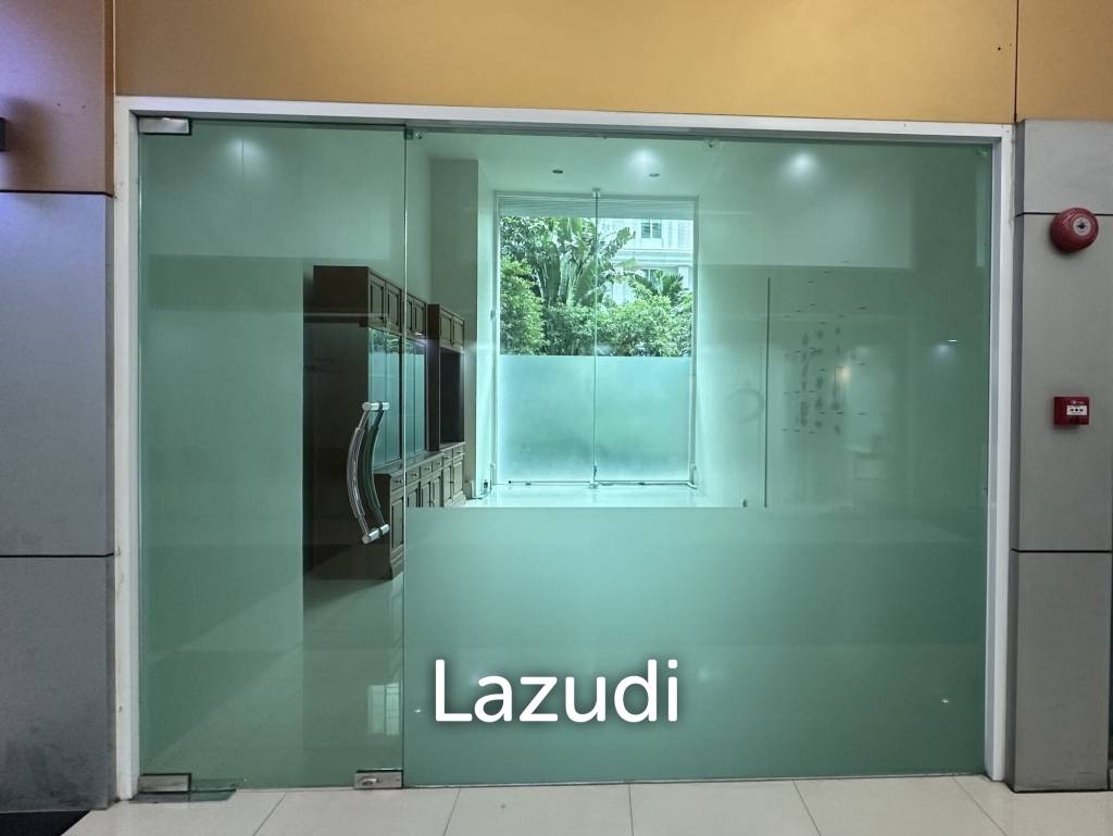 35 sqm Bright Retail Space in Khlong Tan Nuea Watthana Bangkok