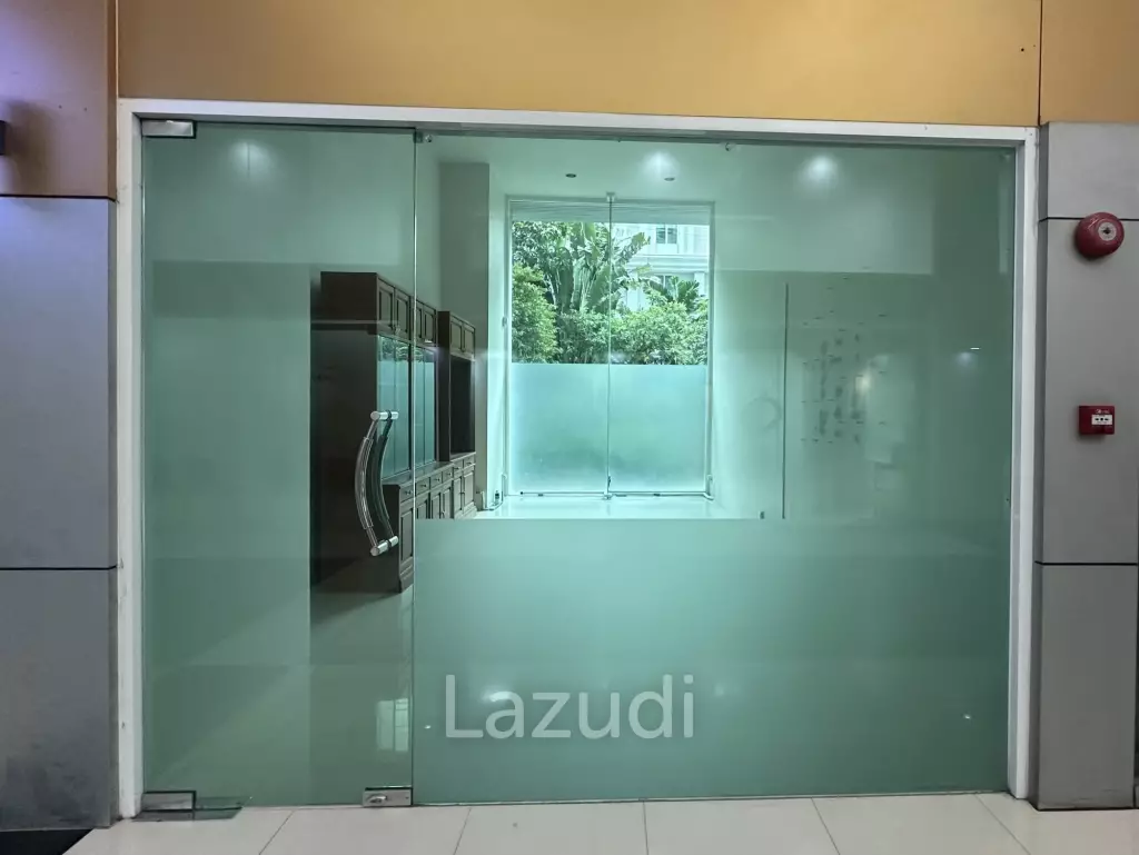 35 sqm Bright Retail Space in Khlong Tan Nuea Watthana Bangkok