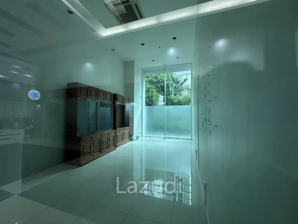 35 sqm Bright Retail Space in Khlong Tan Nuea Watthana Bangkok