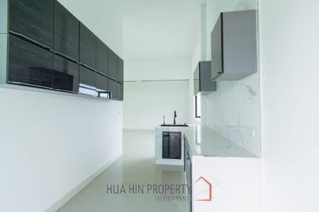 Modern 220 sqm Villa with Garden in Thap Tai Hua Hin