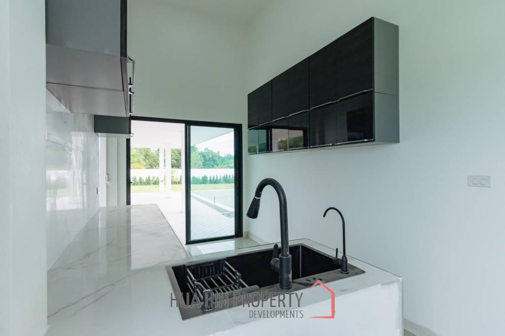 Modern 220 sqm Villa with Garden in Thap Tai Hua Hin