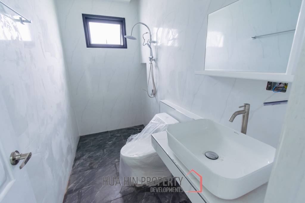 Modern 220 sqm Villa with Garden in Thap Tai Hua Hin