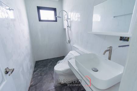 Modern 220 sqm Villa with Garden in Thap Tai Hua Hin