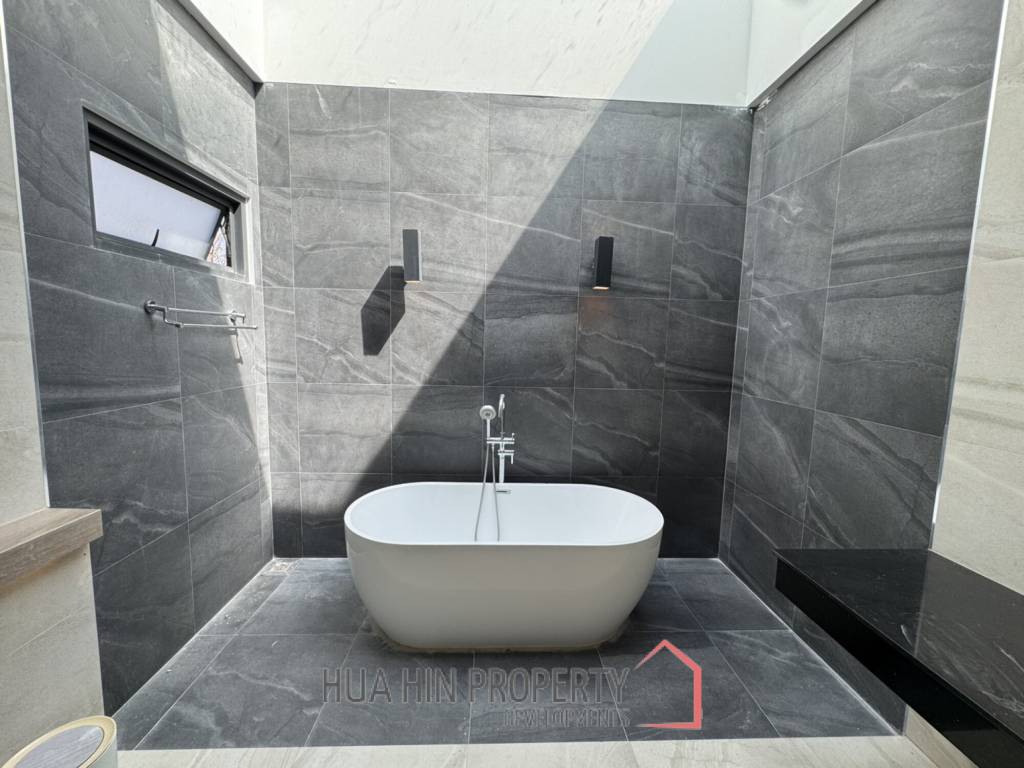 Modern detached house in Sam Phraya Cha Am