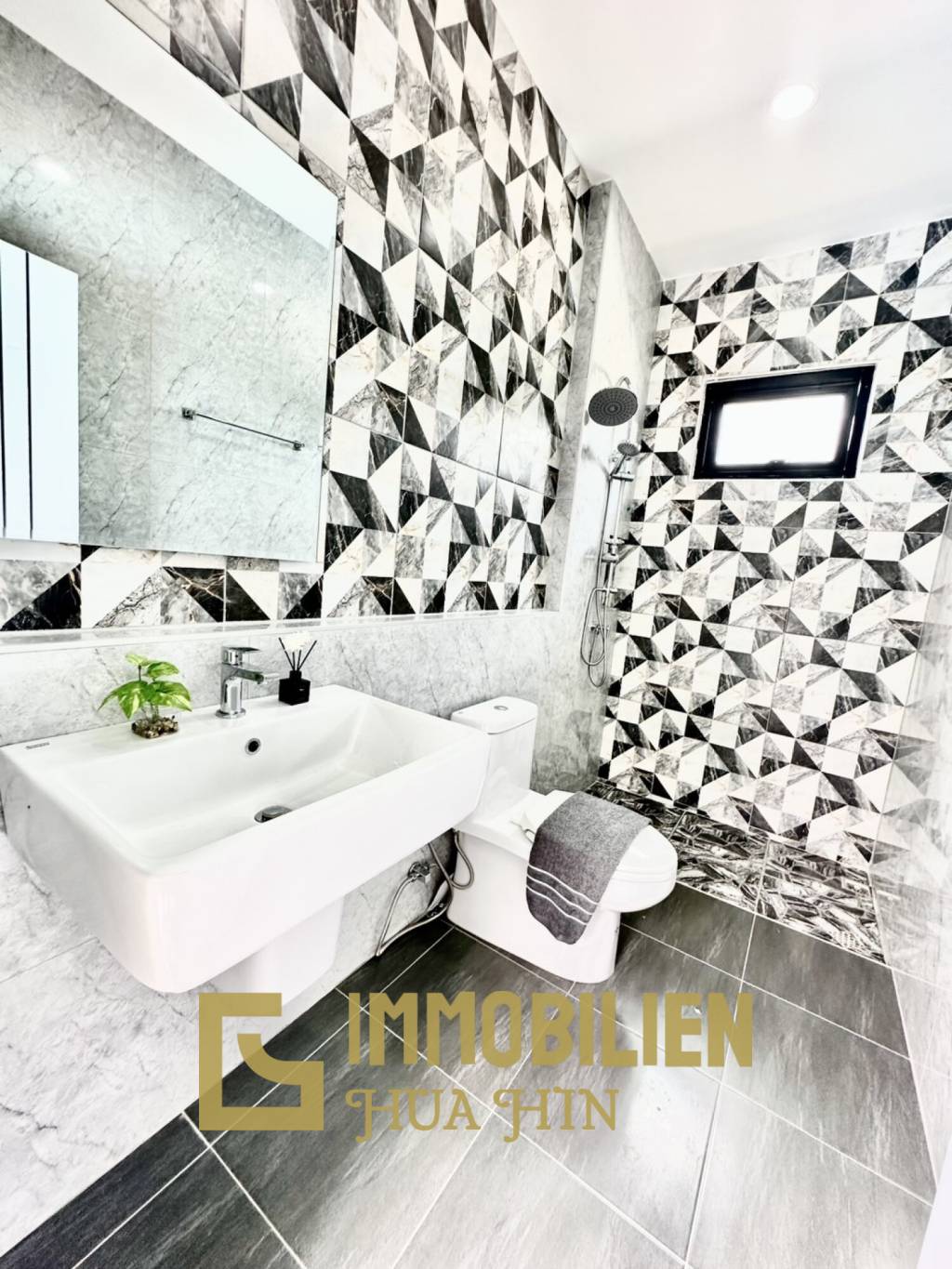 privater Pool / 4 Schlafzimmer + 4 Bäder / nah zu Geschäften und Restaurants