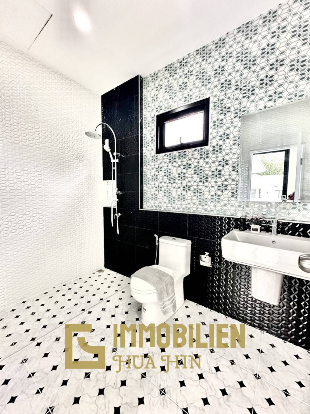 privater Pool / 4 Schlafzimmer + 4 Bäder / nah zu Geschäften und Restaurants