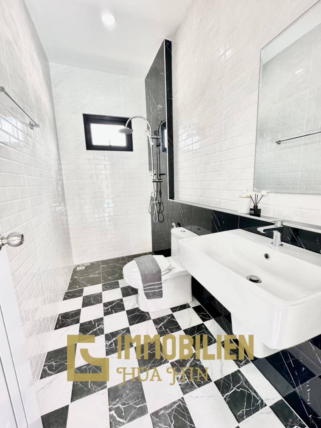 privater Pool / 4 Schlafzimmer + 4 Bäder / nah zu Geschäften und Restaurants