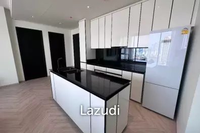 68.6 sqm 2-Bed Condo on 26th Floor in Bang Lamphu Lang, Bangkok
