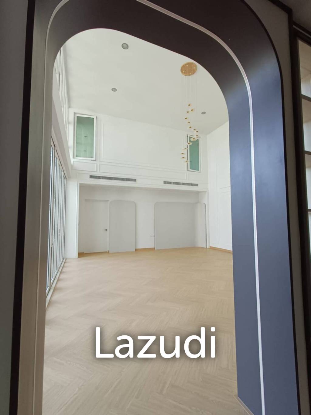 Modern 992 sqm Pool Home in Panya Village Pattanakarn, Suan Luang