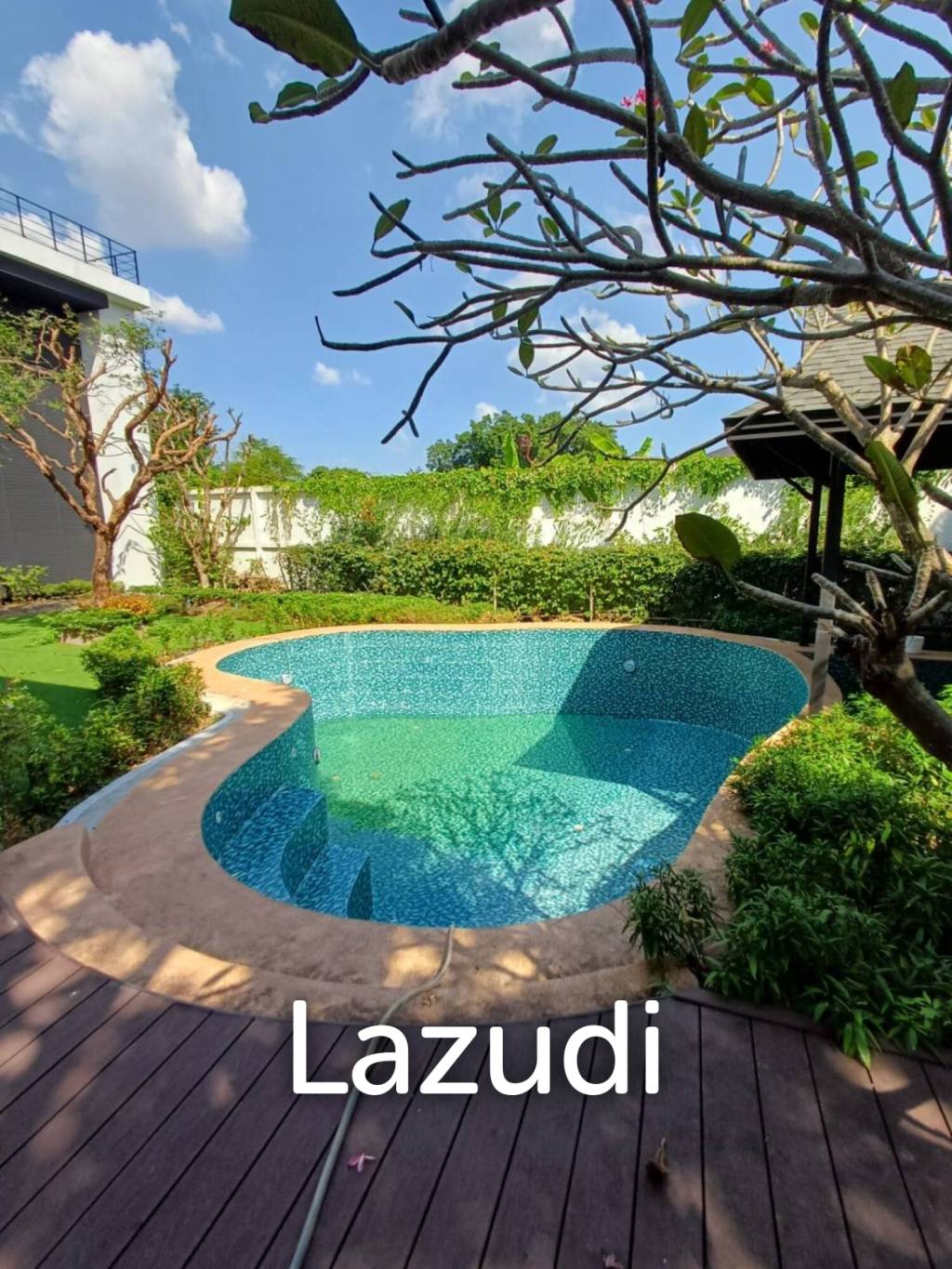 Modern 992 sqm Pool Home in Panya Village Pattanakarn, Suan Luang