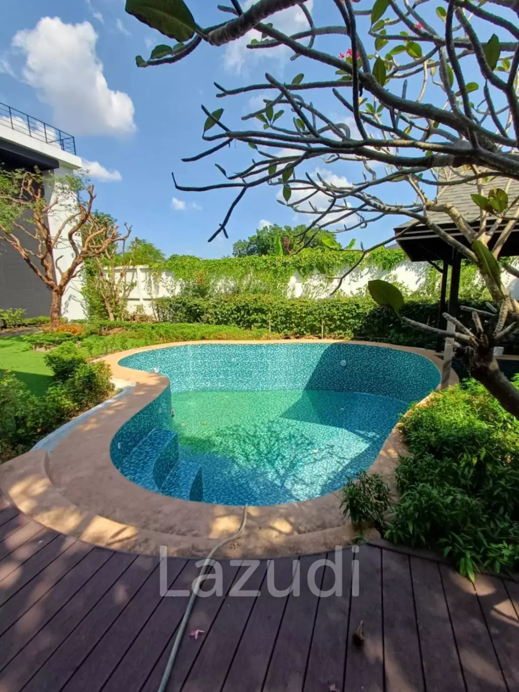 Modern 992 sqm Pool Home in Panya Village Pattanakarn, Suan Luang