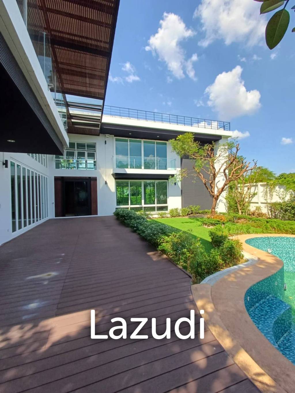 Modern 992 sqm Pool Home in Panya Village Pattanakarn, Suan Luang