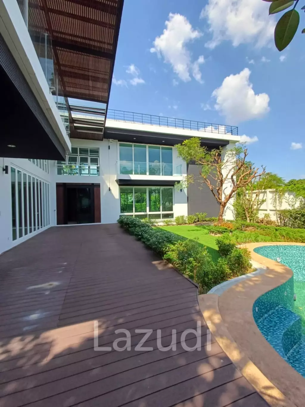 Modern 992 sqm Pool Home in Panya Village Pattanakarn, Suan Luang