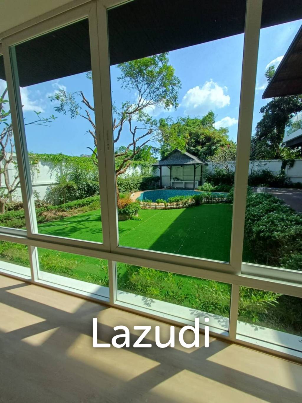 Modern 992 sqm Pool Home in Panya Village Pattanakarn, Suan Luang