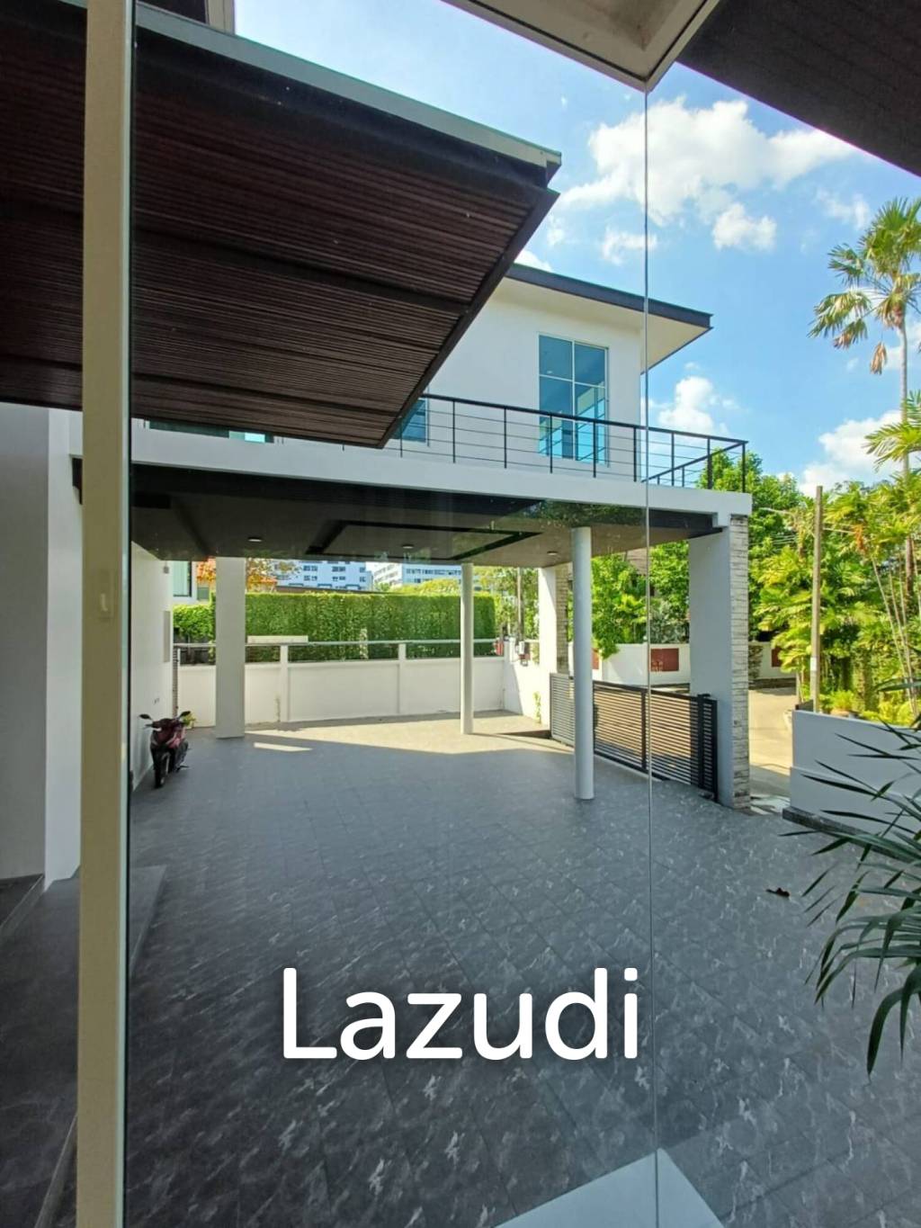 Modern 992 sqm Pool Home in Panya Village Pattanakarn, Suan Luang