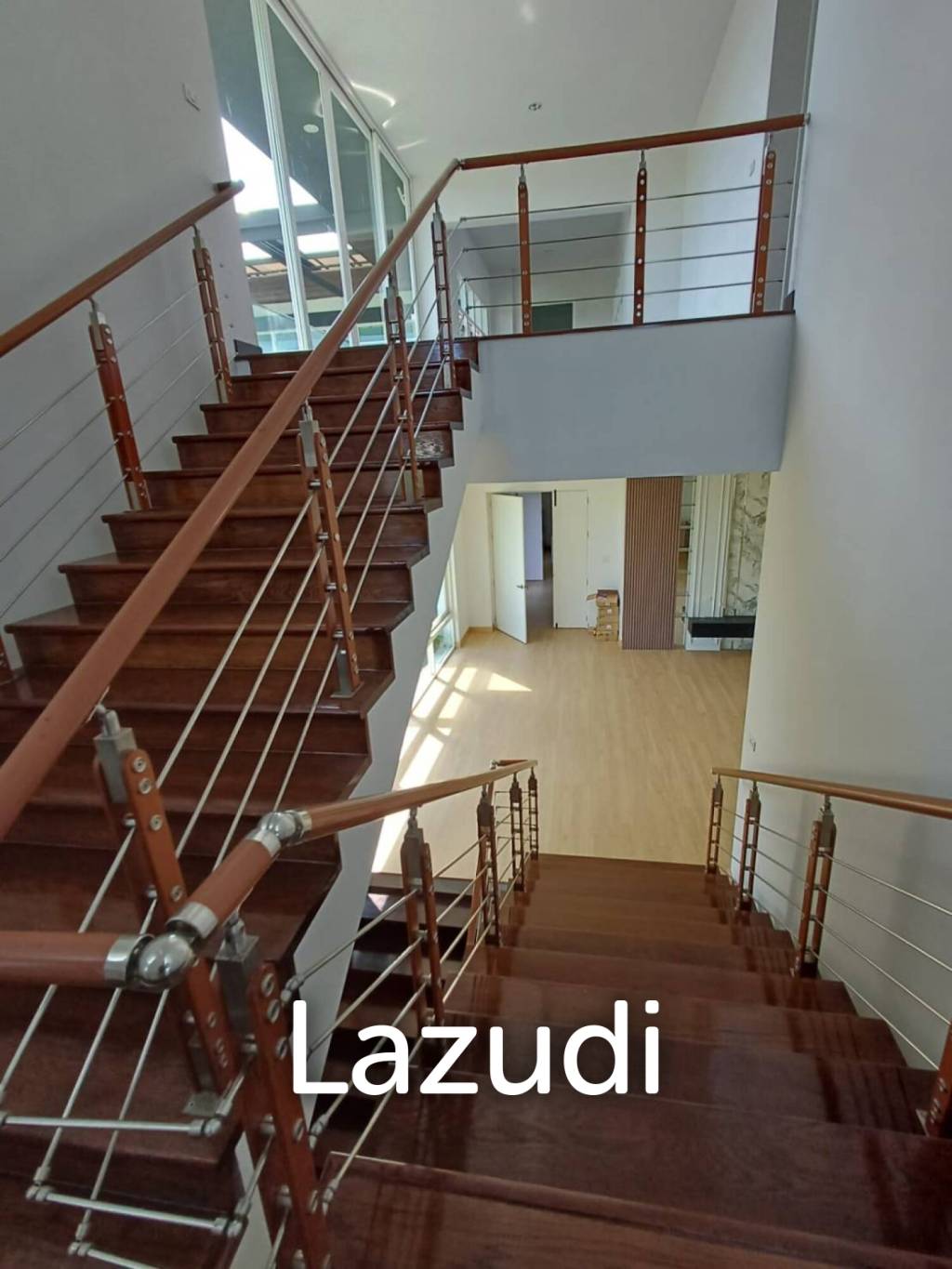 Modern 992 sqm Pool Home in Panya Village Pattanakarn, Suan Luang