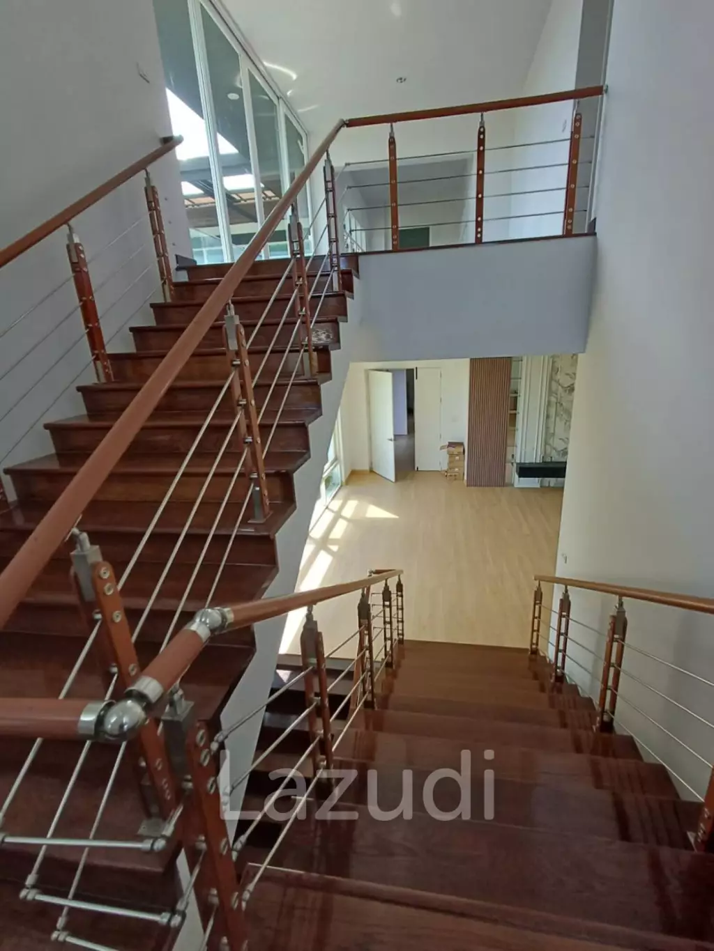 Modern 992 sqm Pool Home in Panya Village Pattanakarn, Suan Luang