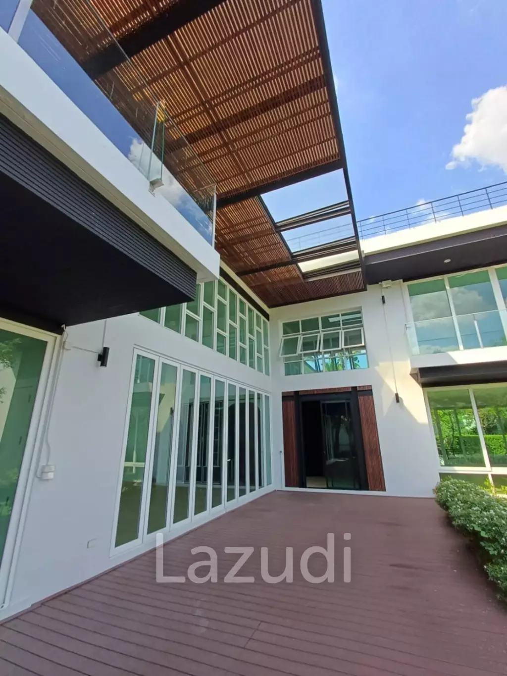 Modern 992 sqm Pool Home in Panya Village Pattanakarn, Suan Luang