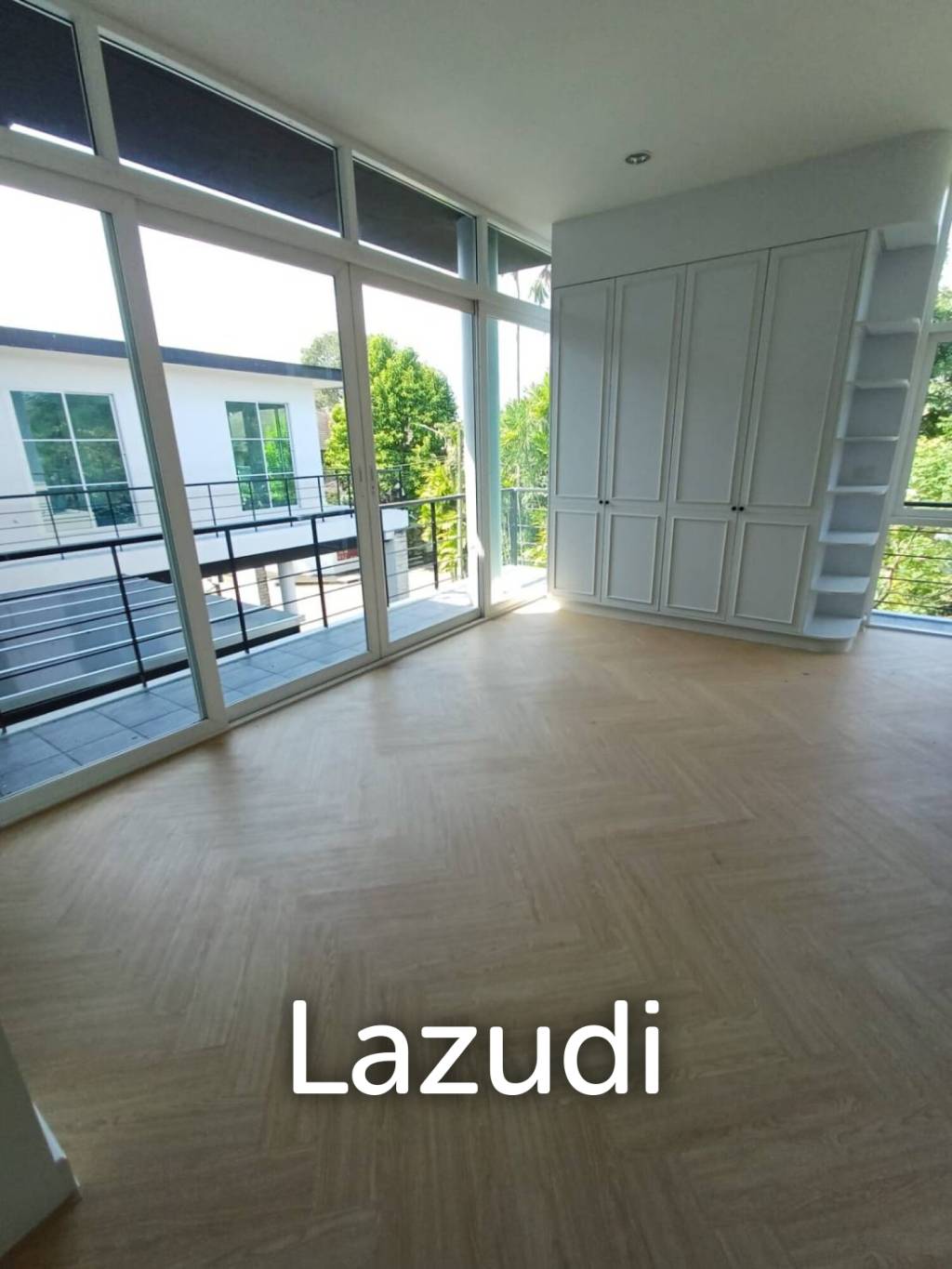 Modern 992 sqm Pool Home in Panya Village Pattanakarn, Suan Luang