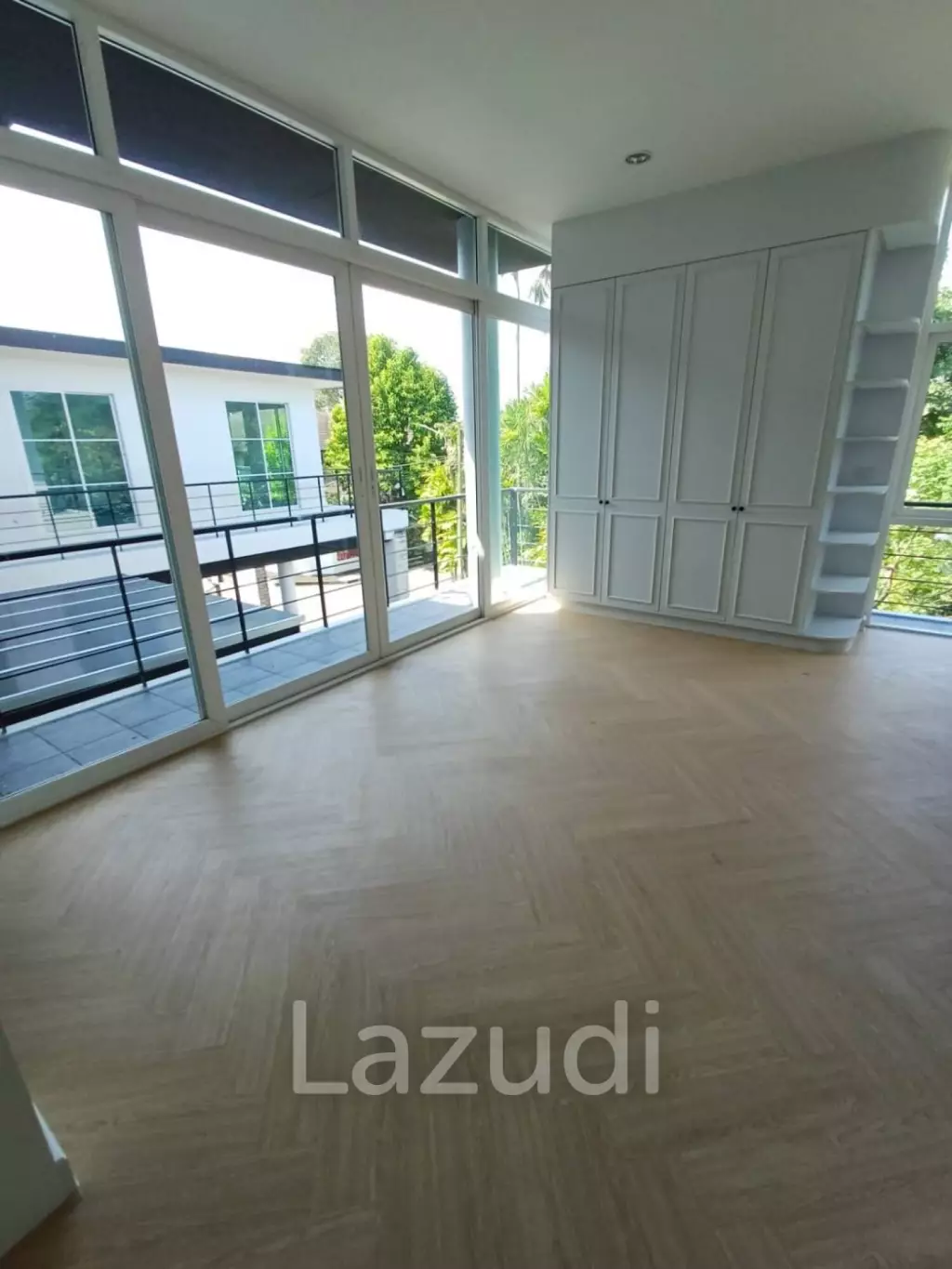 Modern 992 sqm Pool Home in Panya Village Pattanakarn, Suan Luang