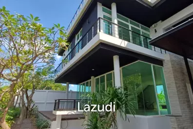 Modern 992 sqm Pool Home in Panya Village Pattanakarn, Suan Luang