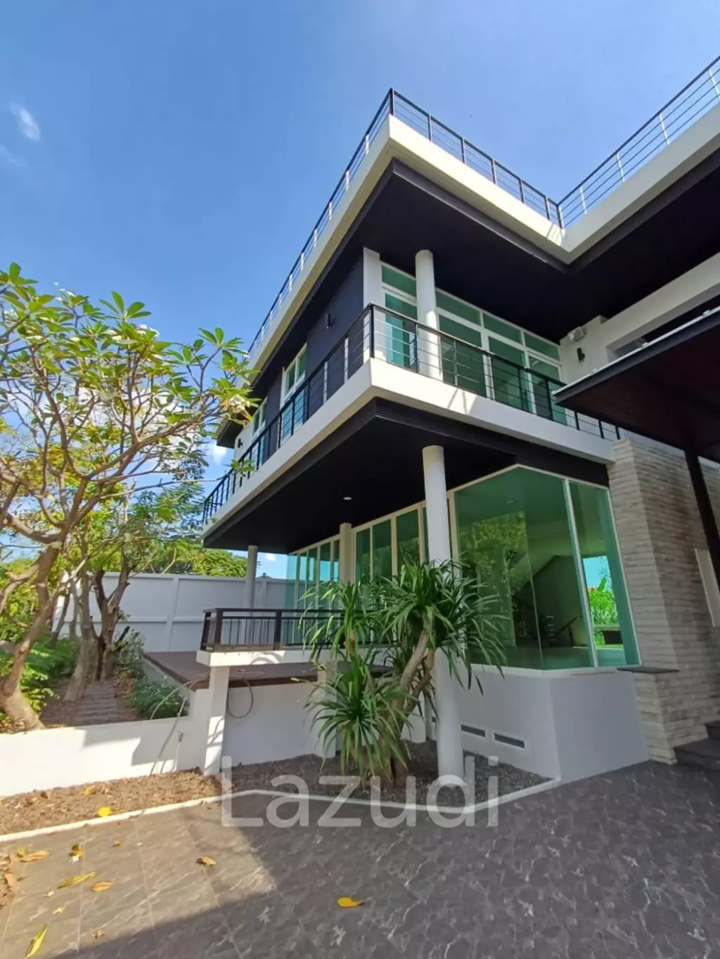 Modern 992 sqm Pool Home in Panya Village Pattanakarn, Suan Luang